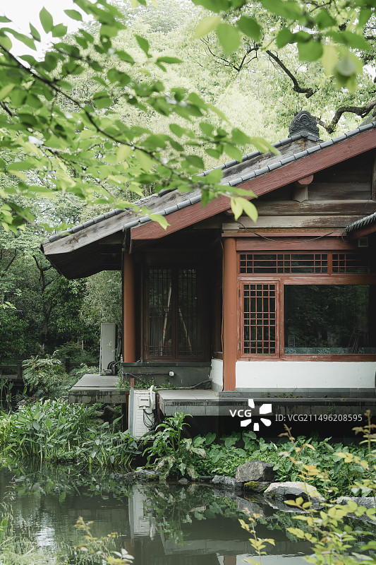 宁静的亚洲传统展馆，绿色环绕图片素材