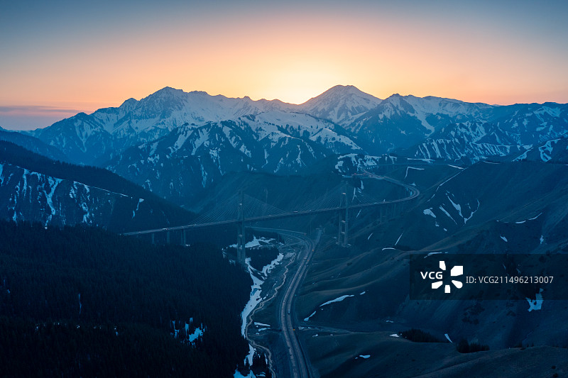 航拍新疆果子沟大桥日落图片素材