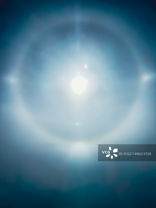 阳光透过云层的低角度视图形成日晕图片素材