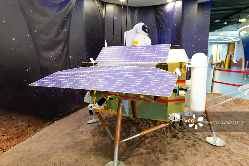 月球探测器月球车 中国山东济南章丘华侨城欢乐荟“中国国家地理探索中心”展馆穿越太空-登陆月球图片素材