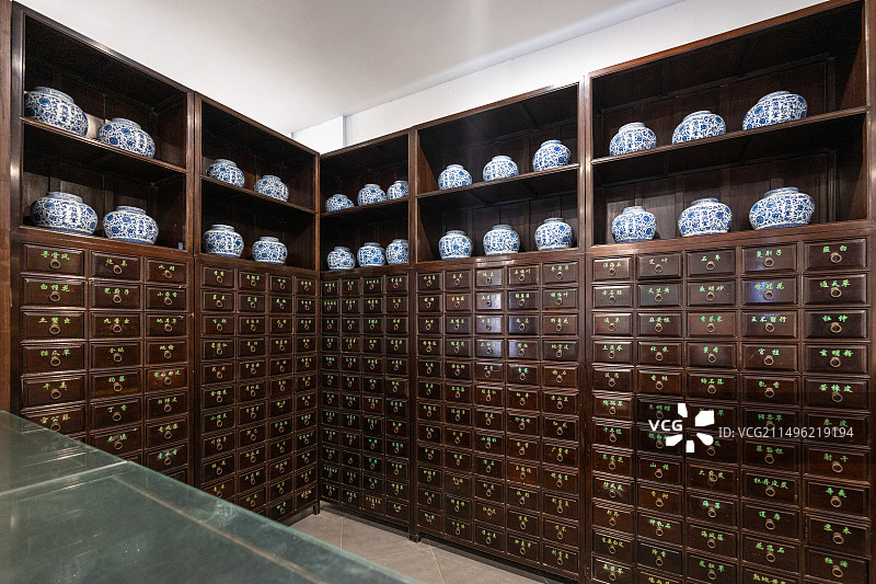 中药房内的传统中药柜图片素材