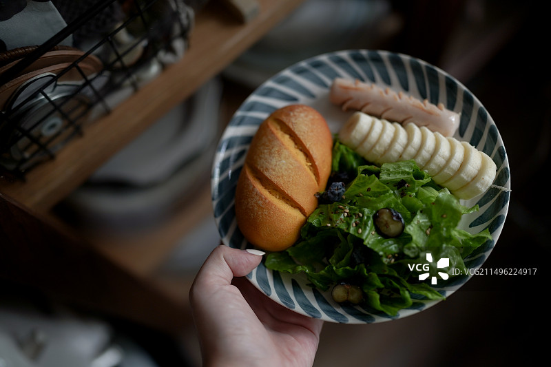 生菜香蕉香肠蓝莓面包早餐图片素材