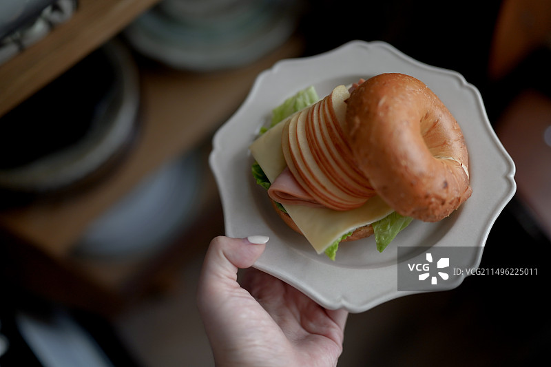 苹果贝果生菜芝士三明治早餐图片素材