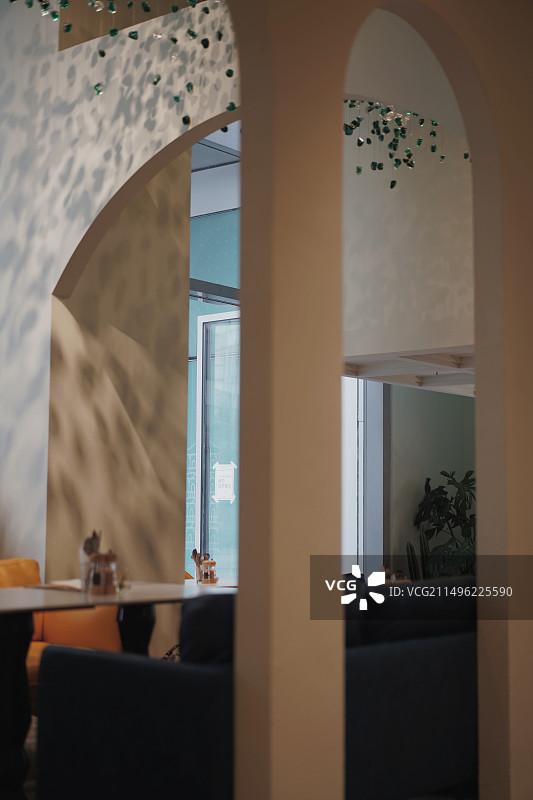 杭州西餐厅环境黄椅子图片素材