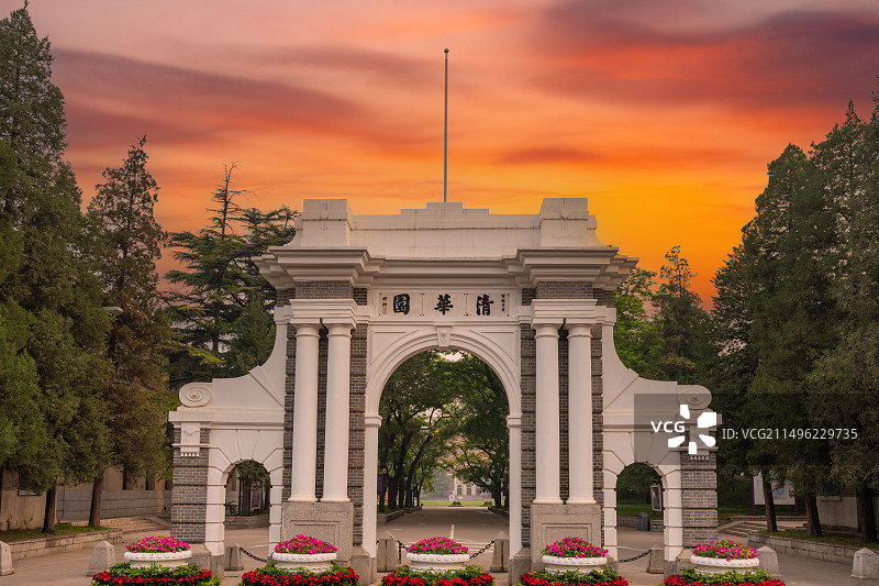 傍晚晚霞下的清华大学二校门清华园风景图片素材