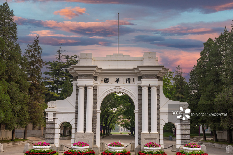 傍晚晚霞下的清华大学二校门清华园风景图片素材