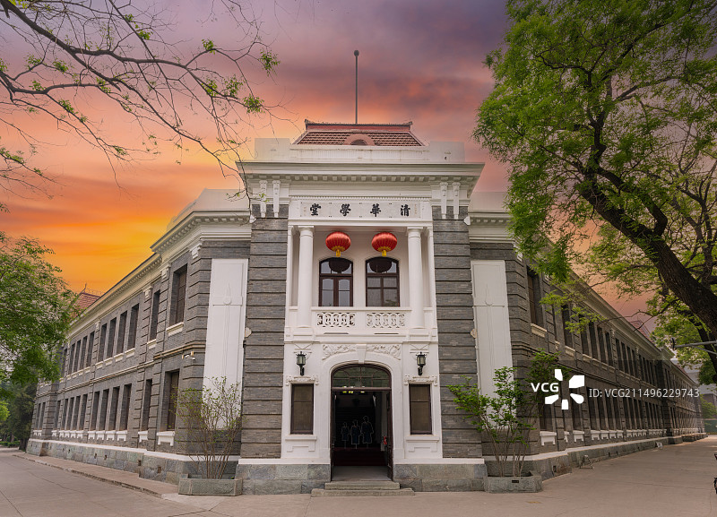 春天傍晚日落晚霞下清华大学清华园清华学堂风景图片素材