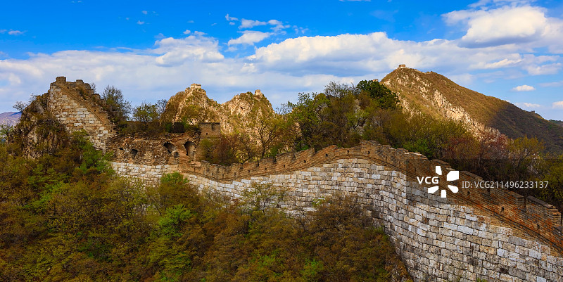 北京箭扣长城向一条巨龙横在山脊之上，静静地躺在那里，既是历史也是美景图片素材