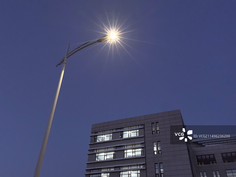 夜晚的兰州大学榆中校区昆仑堂图片素材