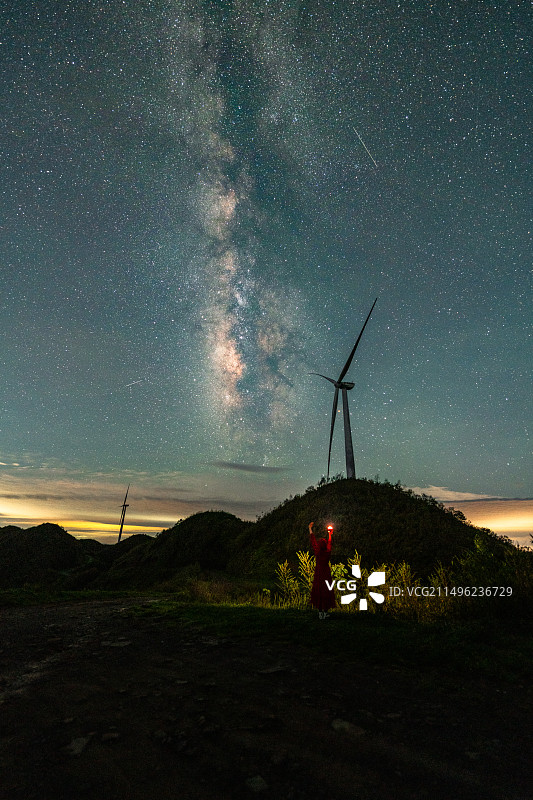 山顶大风车星空银河图片素材