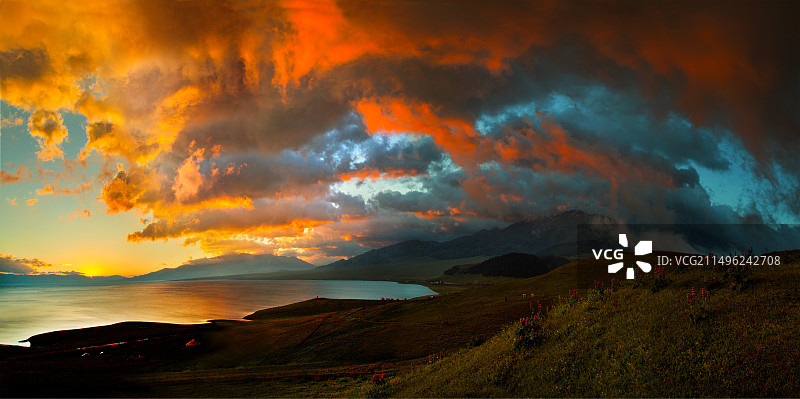新疆赛里木湖火烧云图片素材