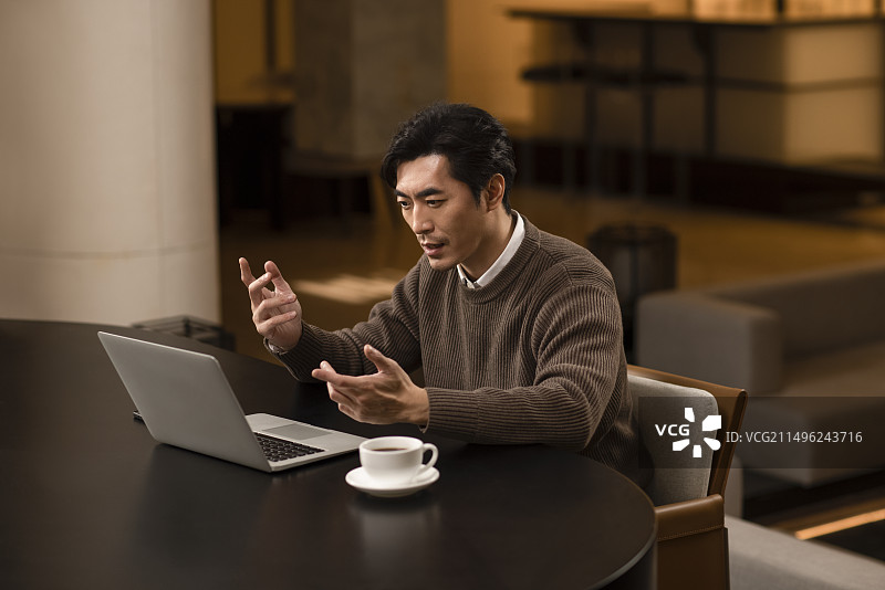 男老师远程授课图片素材