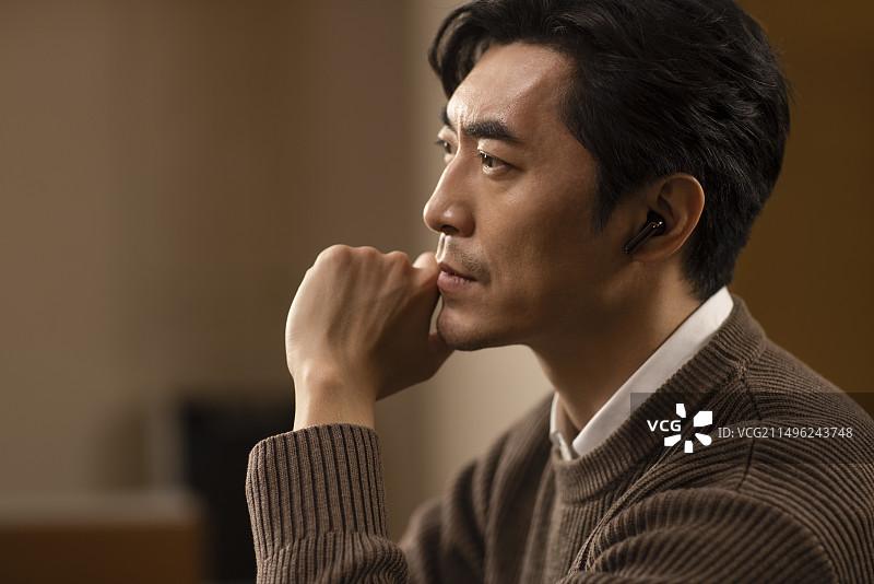 男子使用蓝牙耳机图片素材