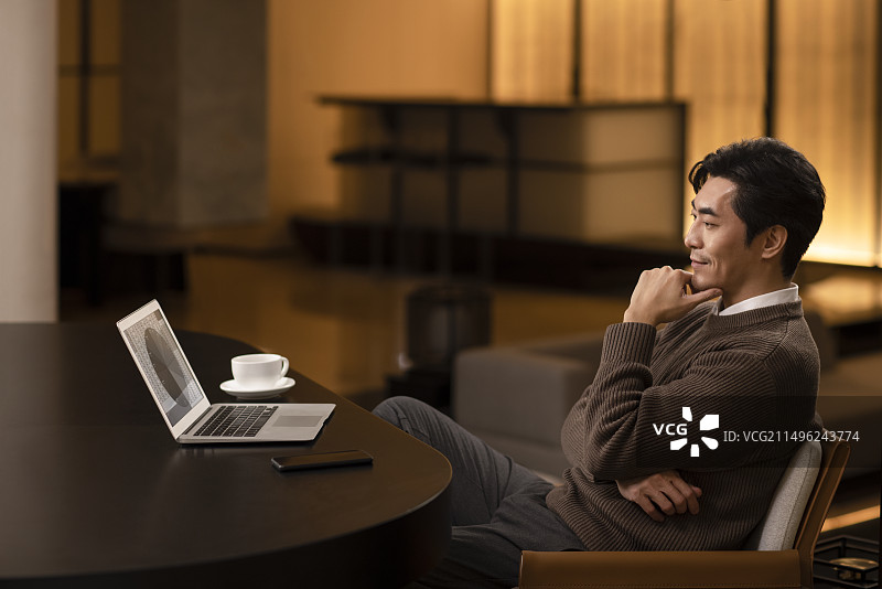 商务男士居家办公图片素材