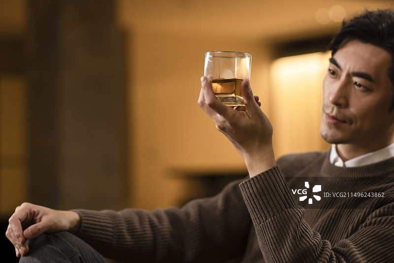 成熟男士会所喝威士忌图片素材