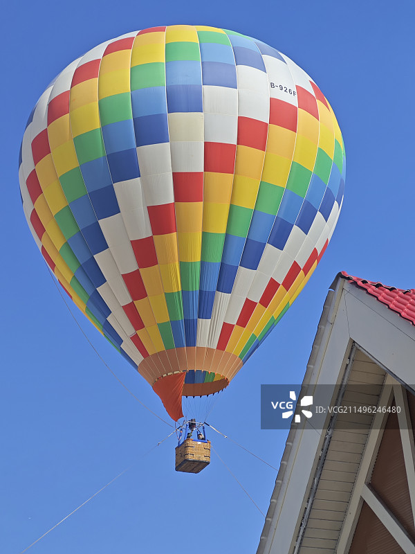 蓝天下热气球的低角度视图图片素材
