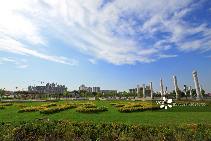 草坪和图腾柱图片素材