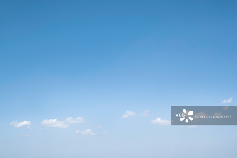 有几朵白云的晴朗蓝色天空图片素材
