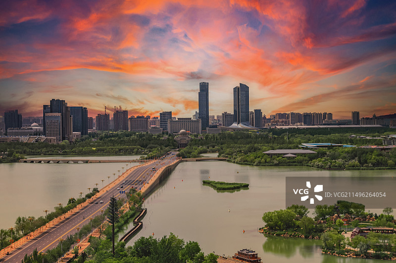 霞光中的阅海图片素材