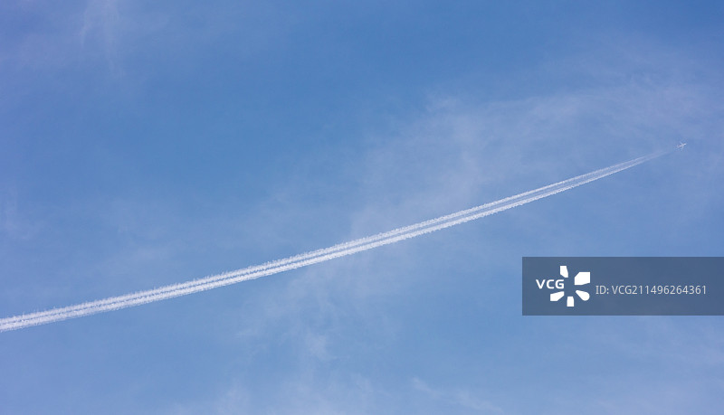 天空飞机优美的尾迹曲线图片素材