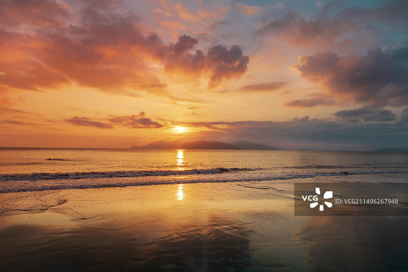 越南芽庄海滩之日出Sunrise at Nha Trangl,Vietnam图片素材