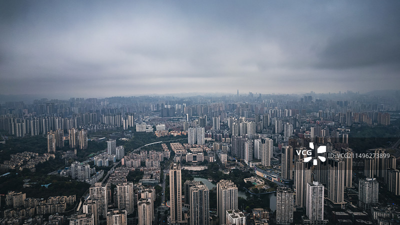 阴云密布的城市风光全景天际线图片素材