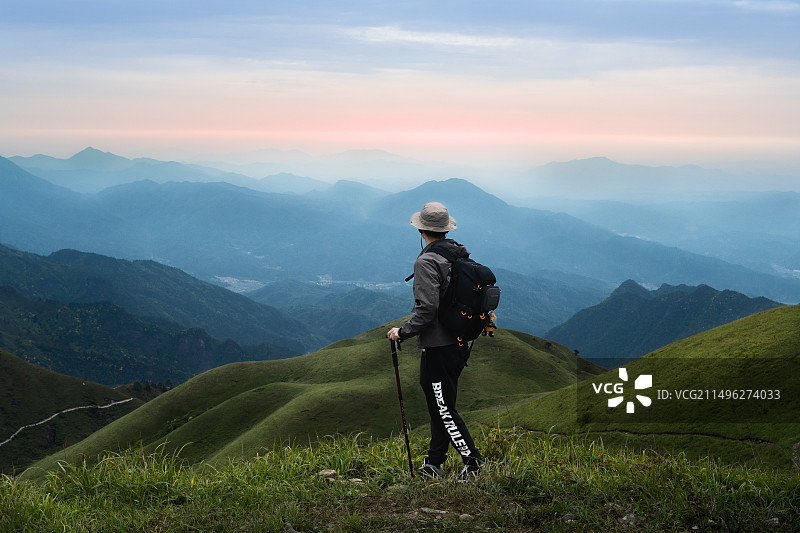 武功山上的眺望图片素材