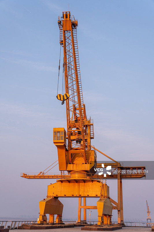 晴空下的起重机俯视图图片素材