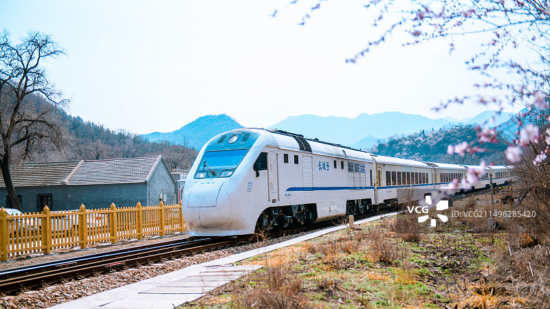 开往春天的列车图片素材