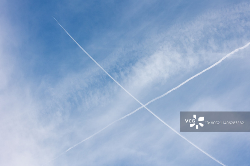 天空两道飞机尾迹交叉图片素材