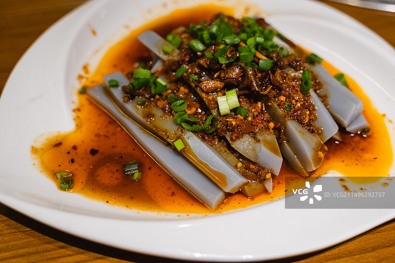 中式传统美食云南特色小吃夏季解暑美食凉菜撒了辣椒酱的鸡豆凉粉图片素材