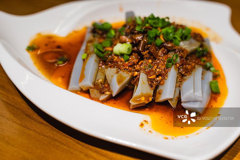 中式传统美食云南特色小吃夏季解暑美食凉菜撒了辣椒酱的鸡豆凉粉图片素材