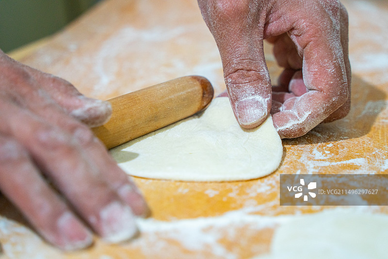 厨师在厨房擀面皮的特写图片素材