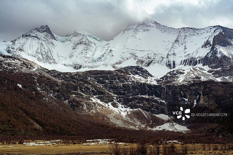 稻城亚丁三神山央迈勇正面视角图片素材