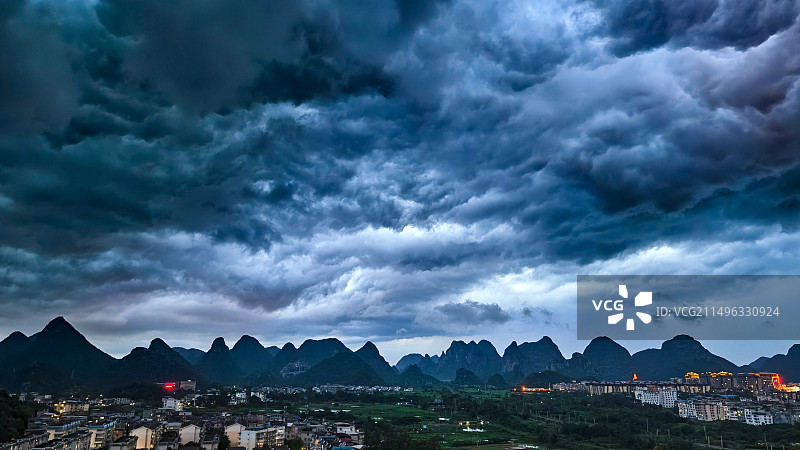 暴雨来临前夕乌云密布山地图片素材