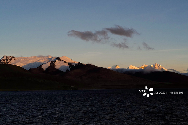 西藏山南普莫雍错世界海拔最高淡水湖的黄昏与库拉岗日神山的日照金山图片素材
