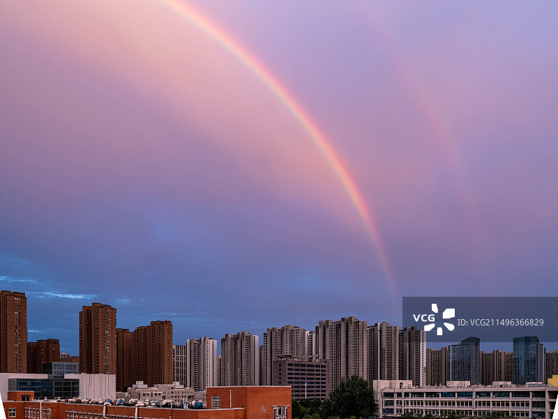 城市上空的彩虹图片素材