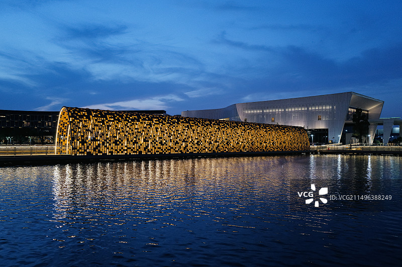 湖边的蓝调时刻～上海之鱼图片素材