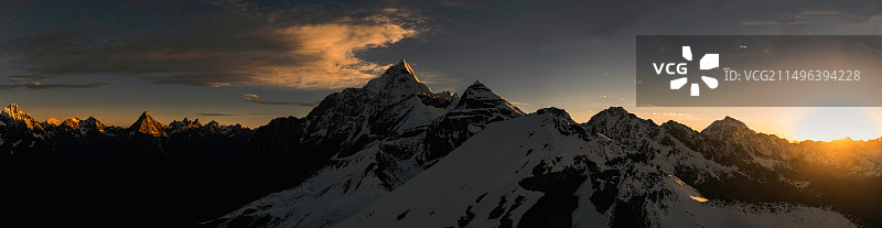 日出雪线图片素材