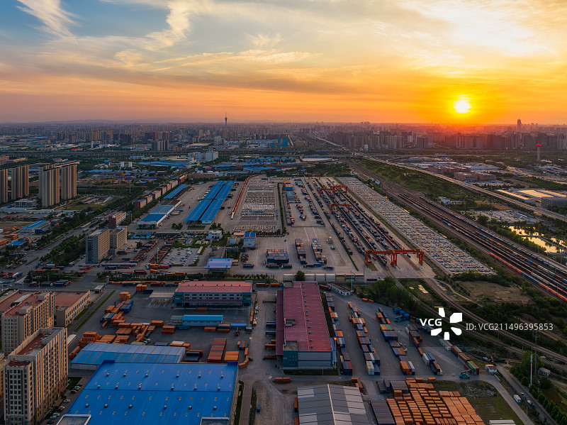 河南省，国际陆港联检中心，中欧班列，莆田站，莆田货场，郑州国际陆港，一带一路，全球化，晚霞，航拍图片素材