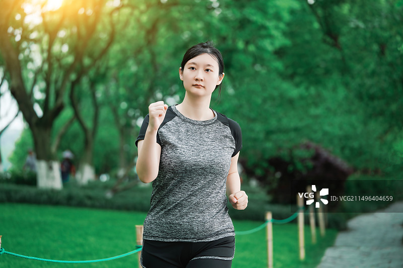 健康的生活方式：年轻女子享受公园跑步图片素材