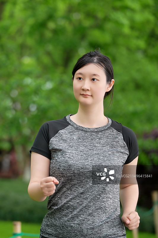 享受健康晨跑的年轻女性图片素材
