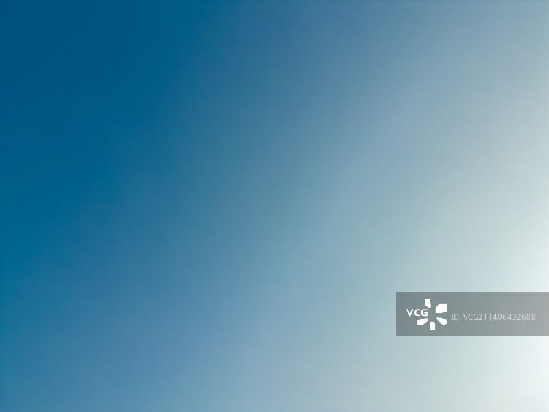 无人机高空航拍的蓝色天空图片素材