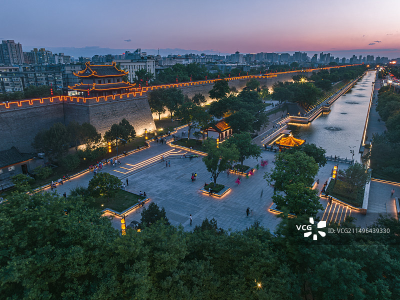 航拍西安城墙安远门城楼夜景图片素材