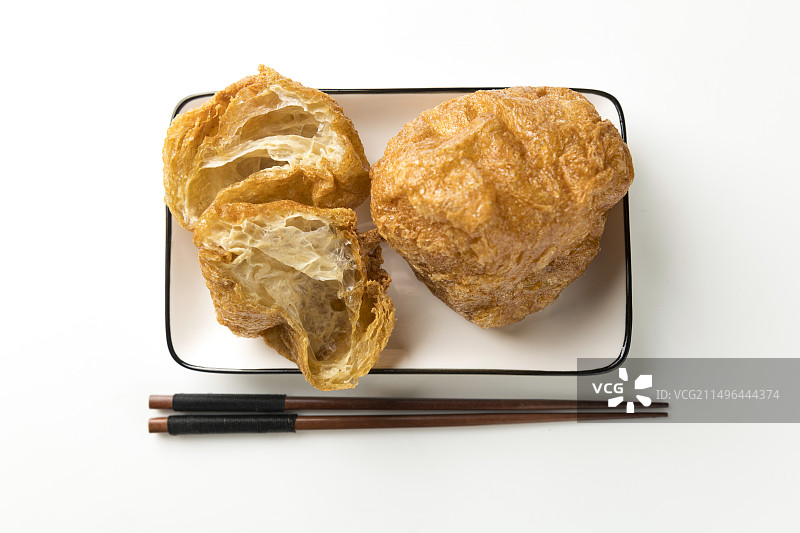 一盘油炸面筋摆放在桌面上特写图片素材