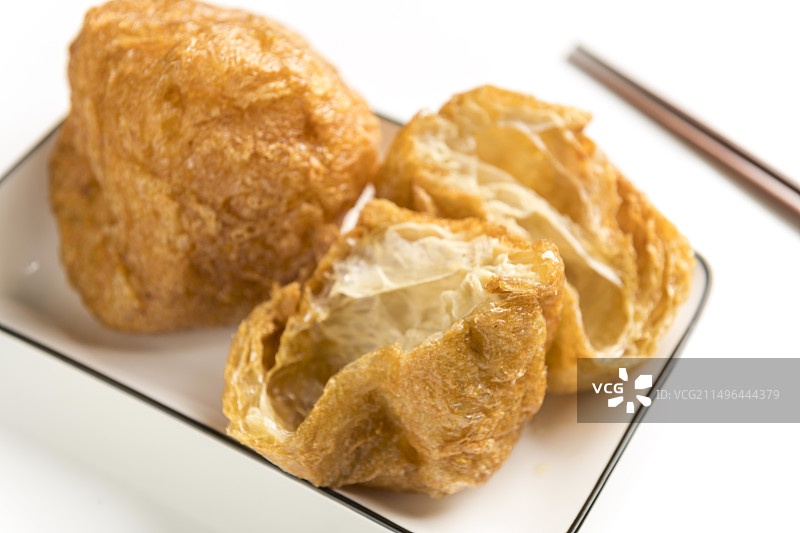 一盘油炸面筋摆放在桌面上特写图片素材