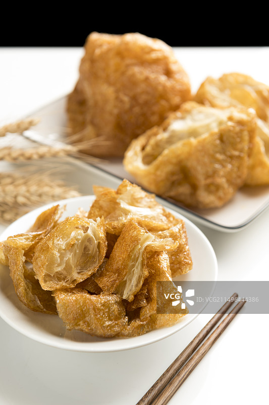 一盘油炸面筋摆放在桌面上特写图片素材