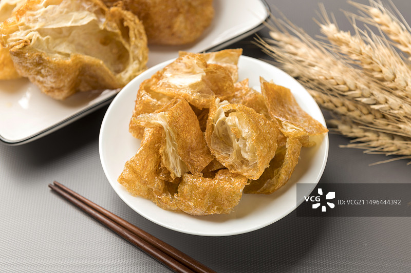 一盘油炸面筋摆放在桌面上特写图片素材