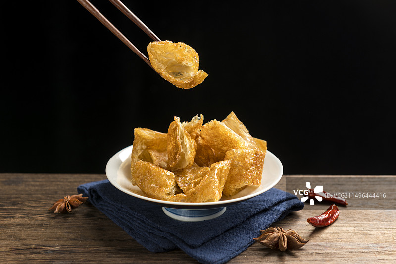 一盘油炸面筋摆放在桌面上特写图片素材
