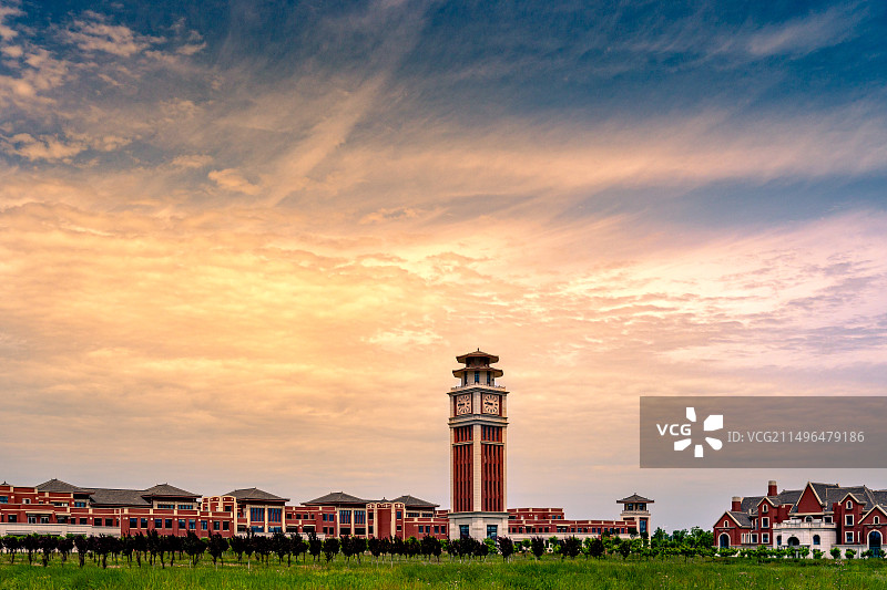 渭南师范学院富平校区，校园日落夕阳金色火烧云图片素材